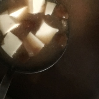 なめこ、絹豆腐、煮干しの味噌汁